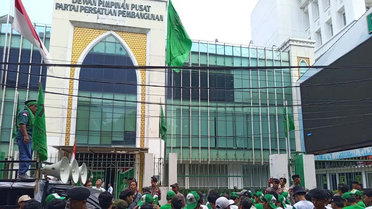 Ratusan massa aksi yang bernamakan “Kader PPP Penjaga Marwah Partai” berdemo di Kantor DPP Partai Persatuan Pembangunan (PPP) di Menteng, Jakarta Pusat, Jumat (20/6/2025) (Istimewa)