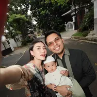 Untuk pertama kalinya, ia merayakan Hari Raya Idul Fitri dengan status sebagai seorang ibu setelah kehadiran putra pertamanya, Baby Arash. [@aaliyah.massaid].