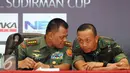 Panglima TNI, Jenderal TNI Gatot Nurmantyo (kiri) berbincang dengan KSAD Jenderal TNI Mulyono jelang bergulirnya turnamen sepakbola Jenderal Sudirman Cup di Jakarta, Senin (26/10/2015). Turnamen ini akan diikuti 15 tim. (Liputan6.com/Helmi Fithriansyah)