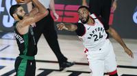 Joyson Tatum (kiri) dari Boston Celtics melepaskan tembakan. Norman Powell (kanan) mencoba mencegahnya. Boston Celtics meraih kemeanngan 112-94 pada semifinal Playoff NBA wilayah timur, Minggu (30/8/2020) waktu setempat. (AP Photo/Ashley Landis)