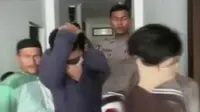 Dua pemuda di Banda Aceh divonis hukuman cambuk sebanyak 85 kali karena terbukti melanggar Syariat Islam dengan berhubungan sesama jenis. (Liputan 6 SCTV)