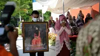 Orang Tua Siti Hardiyanti Yuniar menangis saat menghadiri prosesi wisudah. (Arfandi Ibrahim/Liputan6.com)