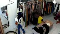Wanita pencuri baju di Banyuwangi (krudung hitam) terekam CCTV  (Istimewa)