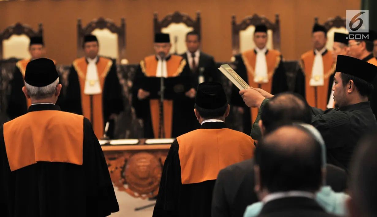 Pengambilan sumpah Abdul Manaf dan Pri Pambudi sebagai Hakim Agung di Gedung Mahkamah Agung, Jakarta, Rabu (15/8). Abdul Manaf sebelumnya menjabat Wakil Ketua Pengadilan Tinggi Agama Surabaya. (Merdeka.com/Iqbal Nugroho)