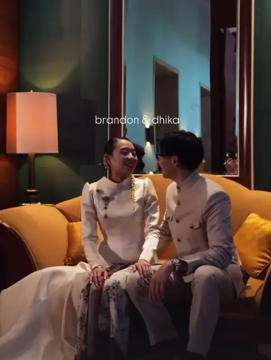 Melengkapi tampilannya, Brandon Salim menata rambutnya dengan wet look dan jam tangan [@dhikahimawan]