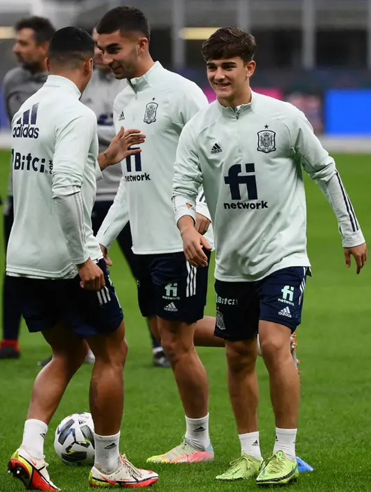 Pemain Spanyol Pablo Gavi (kanan) menghadiri sesi latihan jelang pertandingan semifinal UEFA Nations League melawan Italia di Stadion San Siro, Milan, Italia, 5 Oktober 2021. Spanyol akan menghadapi Italia pada semifinal UEFA Nations League. (FRANCK FIFE/AFP)