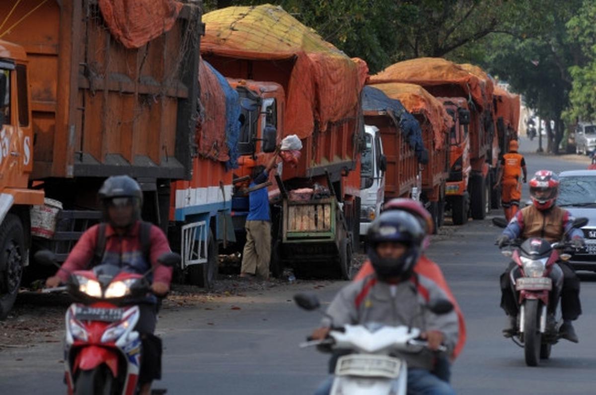 Akses ke Bantargebang diblokir, truk sampah DKI terlantar