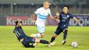 Pemain Persela Lamongan, Ivan Carlos (tengah) berusaha melewati pemain Arema FC dalam laga pekan ke-6 BRI Liga 1 2021/2022 di Stadion Madya, Jakarta, Minggu (3/9/2021). (Bola.com/M Iqbal Ichsan)