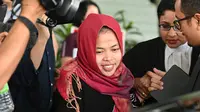 Warga negara Indonesia Siti Aisyah meninggalkan Pengadilan Tinggi Shah Alam, Kuala Lumpur, Malaysia, Senin (11/3). Siti Aisyah yang dituduh membunuh Kim Jong Nam, saudara tiri pemimpin Korut Kim Jong Un resmi dibebaskan. (AFP Photo/ Mohf Rasfan)