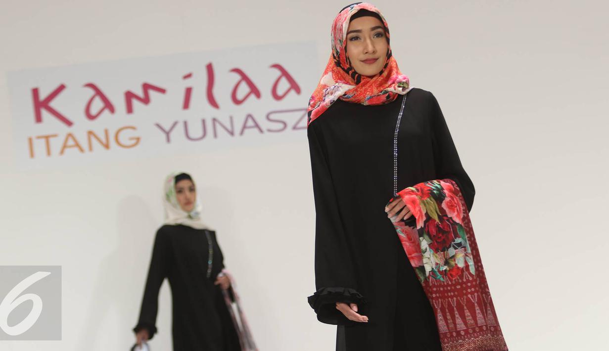 Model mengenakan busana muslim label Kamilaa karya desainer Itang Yunasz di Pasar Blok B Tanah Abang, Jakarta, Kamis (9/3). Dalam koleksinya, Itang memberi sentuhan tenun dari beberapa daerah. (Liputan6.com/Immanuel Antonius)