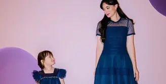 Asmirandah dan Chloe tampil menawan dengan gaun biru serasi namun memiliki desain berbeda yang sama-sama memukau. [@asmirandah89].