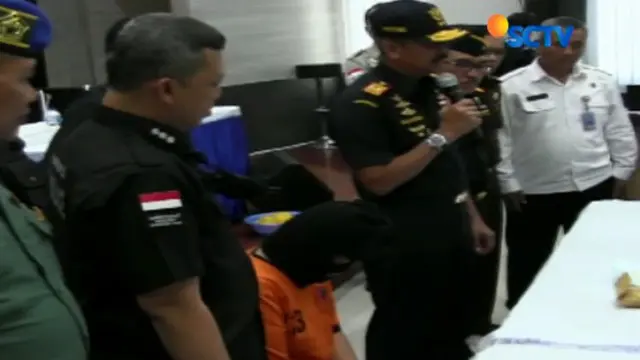 Tersangka perempuan pembawa sabu dalam pembalut ditangkap di Bandara Husein Sastra Negara Bandung, Jawa Barat, saat turun dari pesawat Malindo Air.