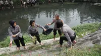 Sejumlah anggota Polwan Polresta Solo memperingati Hari Air Sedunia dengan membersihkan sampah di Sungai Gajah Putih Solo, Rabu (21/3).(Liputan6.com/Fajar Abrori)