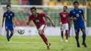 Gelandang Timnas Indonesia, Septian David, menggiring bola saat melawan Thailand pada laga SEA Games di Stadion Shah Alam, Selangor, Selasa (15/8/2017). Kedua negara bermain imbang 1-1. (Bola.com/Vitalis Yogi Trisna)