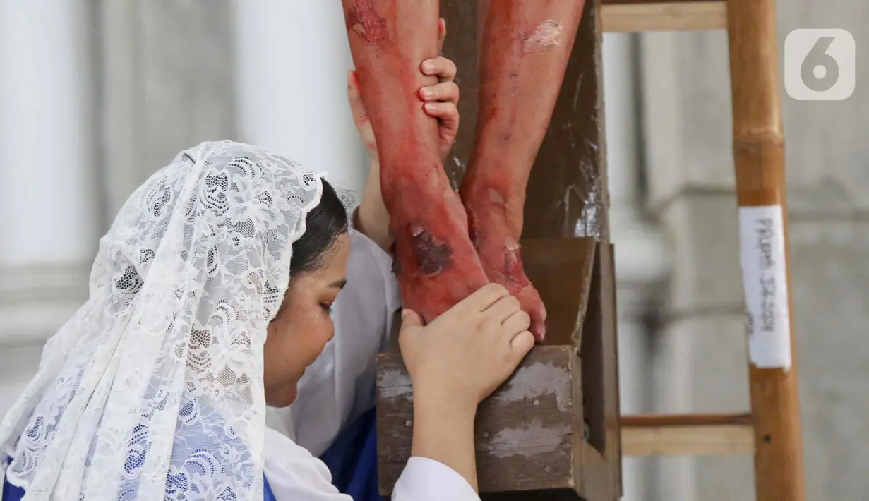 Jalan Salib dilaksanakan sebagai visualisasi kisah sengsara pengorbanan Yesus Kristus dalam bentuk drama teatrikal. (Liputan6.com/Herman Zakharia)
