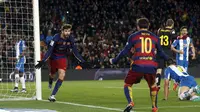 Pemain Barcelona, Lionel Messi dan Gerard Pique merayakan gol ke gawang Espanyol   pada laga 16 besar Copa del Rey di Stadion Camp Nou, Barcelona, Kamis (7/1/2016) dini hari WIB.  (REUTERS/Albert Gea)
