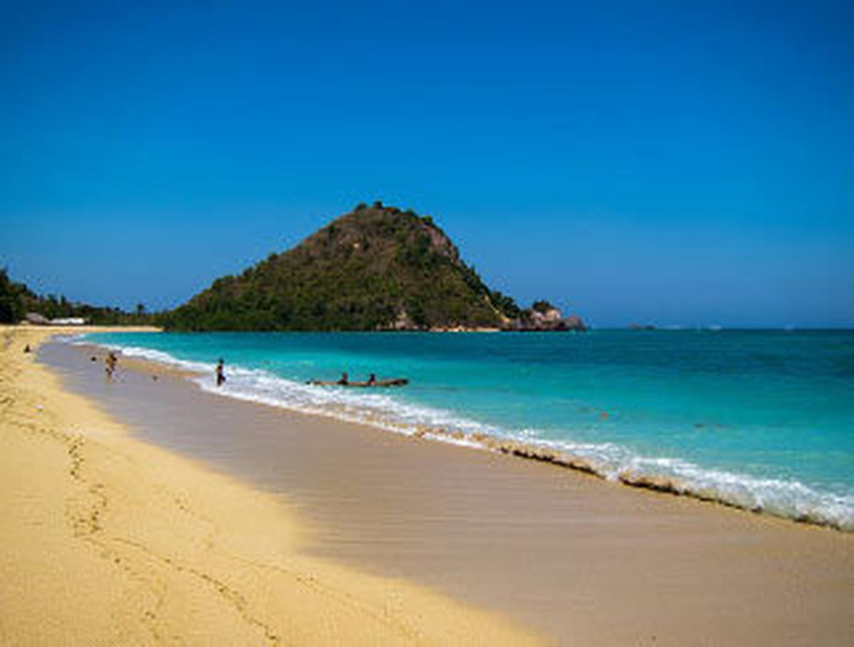 Figure  Pantai Kuta Lombok (&copy;flickr.com/Tras Nuevos Horizontes)