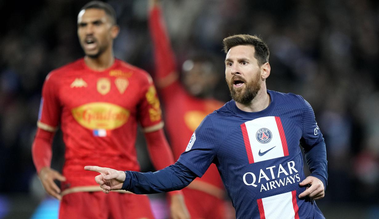 Lionel Messi yang baru kembali dari libur panjang setelah ajang Piala Dunia 2022 langsung tancap gas dengan menjadi sosok bintang pertandingan sekaligus mampu menyumbang satu gol untuk kemenangan PSG. (AP Photo/Francois Mori)