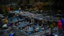 Orang-orang menikmati pemandian air panas alami Sungai Cidaco dengan suhu 52 Celcius saat pagi musim dingin di desa kecil Arnedillo, Spanyol utara, 29 Desember 2018. (AP Photo/Alvaro Barrientos)