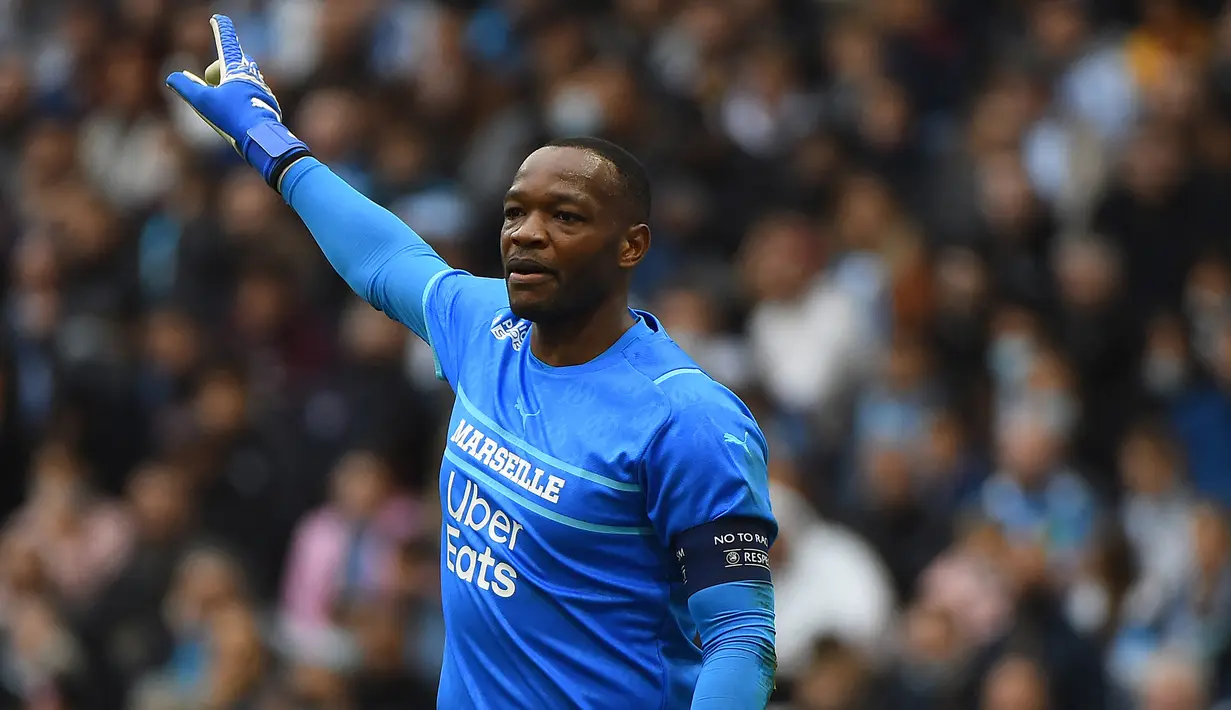 Steve Mandanda. Kiper Prancis berusia 30 tahun ini didatangkan Marseille dari Crystal Palace pada awal musim 2017/2018 setelah sempat memperkuat Marseille mulai 2007/2008 hingga 2015/2016. Ia menjadi kapten utama sejak 2010/2011. Musim ini baru bermain 7 kali di semua ajang. (AFP/Sylvain Thomas)