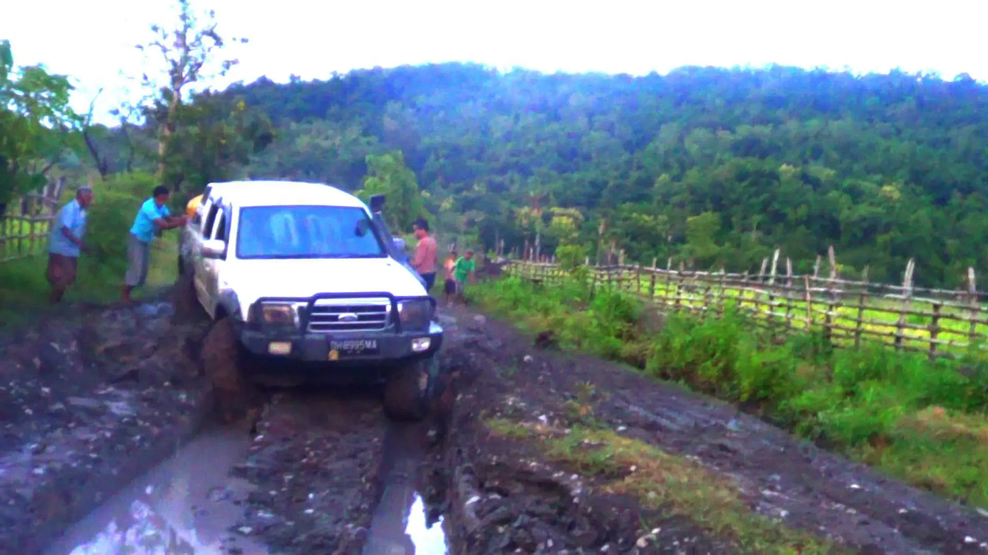 Perjalanan darat menuju Kecamatan Amfoang Timur, NTT, yang berbatasan dengan Distrik Oecusse, Timor Leste, sulit ditempuh. (Foto: Dok. Pribadi/Raja Amfoang, Robby G.J. Manoh/Liputan6.com/Anri Syaiful)