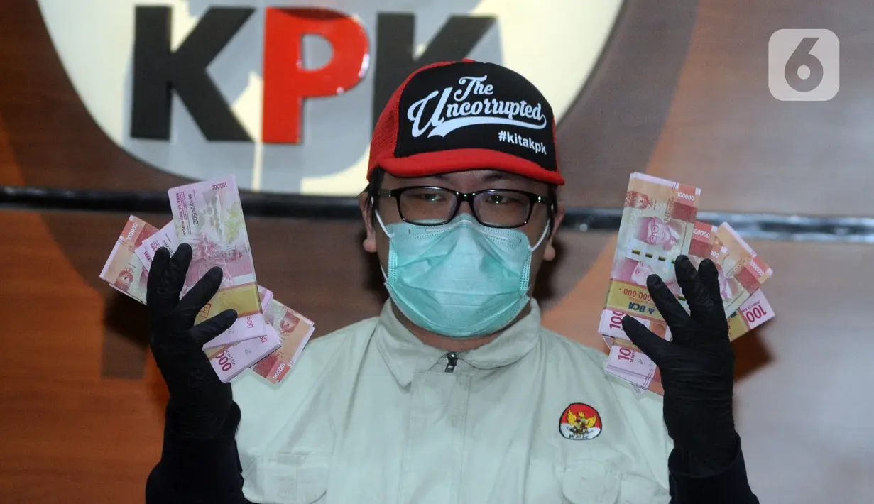 Penyidik KPK menunjukkan barang bukti uang Rp 1 miliar yang merupakan hasil operasi tangkap tangan (OTT) di Sidoarjo di Gedung KPK, Jakarta, Rabu (8/1/2020). (merdeka.com/Dwi Narwoko)