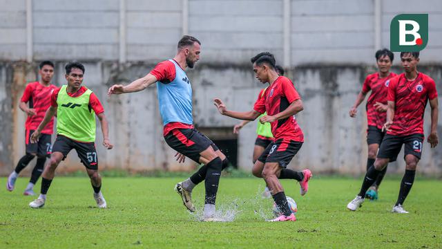 Foto: Pelatih Baru Carlos Pena Pimpin Langsung Latihan Perdana Persija Jakarta