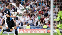 Pemain Real Madrid Sergio Ramos mencetak gol ke gawang Club Brugge pada laga Liga Champions di Stadion Santiago Bernabeu, Madrid, Spanyol, Selasa (1/10/2019). Pertandingan berakhir 2-2. (AP Photo/Manu Fernandez)