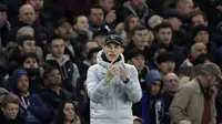 Pelatih Chelsea, Thomas Tuchel menginstruksikan pemainnya saat bertanding melawan Lille pada pertandingan leg pertama Liga Champions di Stamford Bridge, London, Rabu (23/2/2022). Chelsea menang atas Lille 2-0. (AP Photo/Ian Walton)