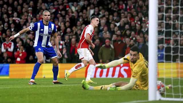 Foto: Leandro Trossard Punya Kembaran Wasit? Laga Arsenal Vs Porto di Liga Champions Serasa Reuni Keluarga