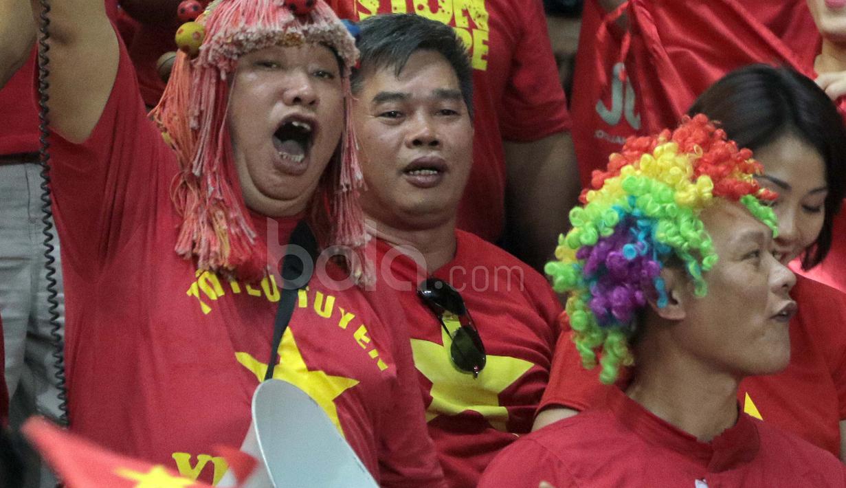 Gaya rambut unik fans Vietnam saat mendukung timnya pada laga semifinal AFF Cup 2016 antara Indonesia melawan Vietnam di Stadion Pakansari, Bogor, (03/12/2016). (Bola.com/Nicklas Hanoatubun)