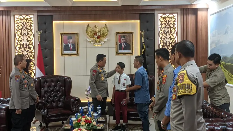 Kapolda Lampung Irjen Pol Helmy Santika mengundang Rizky Maulana ke ruang kerjanya.