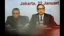 Ketum Kadin Indonesia Suryo Bambang Sulisto (kanan) bersama Ketua Lembaga Pengkajian, Penelitian dan Pengembangan Ekonomi (LP3E) Kadin Indonesia Didik J Rachbini memberikan keterangan di Menara Kadin Jakarta, Kamis (22/1). (ANTARA FOTO/Wahyu Putro A)