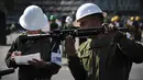 Tentara mencatat nomor seri dan model senjata otomatis selama penghancuran senjata api yang disita dari penjahat atau diserahkan oleh orang-orang, di Kamp Militer 1-A di Kota Meksiko, (1/8). (AFP Photo/Bernardo Montoya)