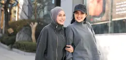 Setibanya di Korea Selatan, Ashanty dan Aurel langsung membagikan momen kebersamaan mereka. Salah satu potret yang menarik perhatian memperlihatkan keduanya tampil kompak dengan gaya kasual bernuansa abu abu. [@ashanty_ash].