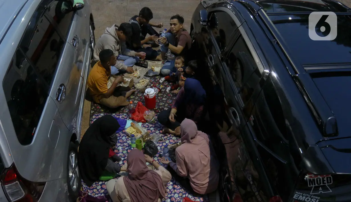 Rest Area juga dimanfaatkan untuk mengurangi kejenuhan saat melakukan perjalanan mudik. (Liputan6.com/Herman Zakharia)