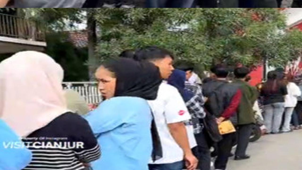 Berjuang Cari Pekerjaan, Antrean Panjang Para Pelamar Kerja di Cianjur Ini Viral Jadi Sorotan