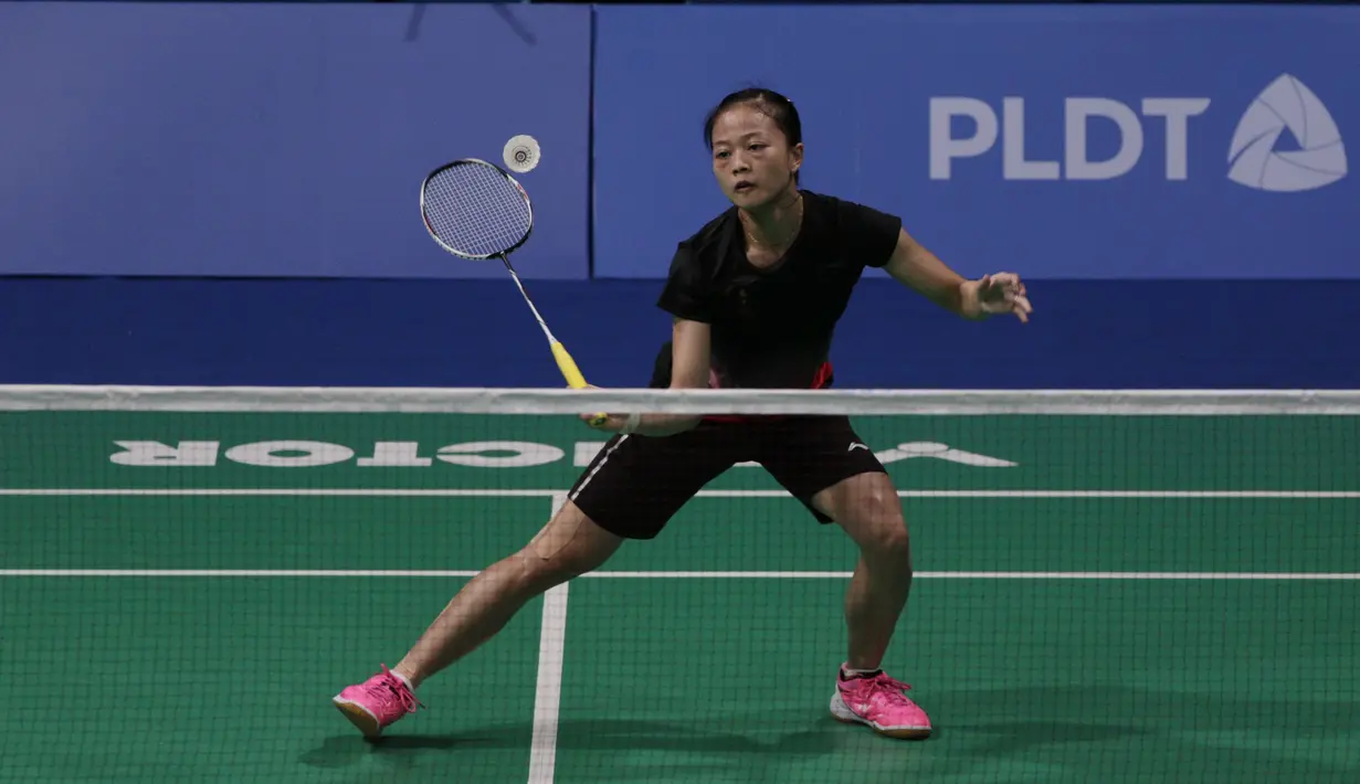 Pebulutangkis Indonesia, Fitriani, berusaha mengembalikan kok saat melawan Busanan Ongbumrungpan pada final beregu putri SEA Games 2019 di Muntinlupa Sports Complex, Manila, Selasa (3/12). Kalah 1-3, Indonesia hanya meraih perak. (Bola.com/M Iqbal Ichsan)