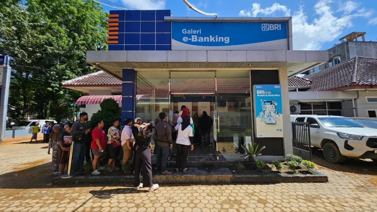Aktifkan Protokol Manajemen Kelangsungan Usaha, Akses Layanan BRI Tetap Terjaga di Daerah Bencana Banjir Melalui Satelit