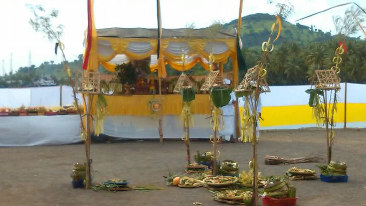 Sambut Nyepi, Umat Hindu Banten Ambil Air Suci di Samudera Hindia