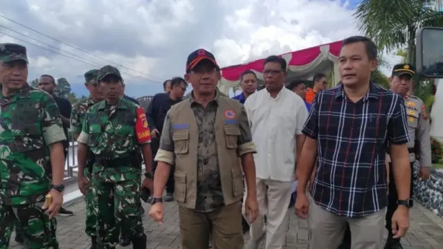 Kepala BNPB Letjen Suharyanto mengunjungi Gereja Paroki Bunda Hati Kudus Yesus, Rumengkor, Kabupaten Minahasa setelah ikut terdampak gempa magnitudo 7.