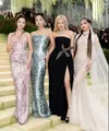 Momen yang dinanti akhirnya terjadi. Untuk pertama kalinya, keempat member BLACKPINK tampil bersama di karpet merah Met Gala 2026. [@zipmagazinehk].