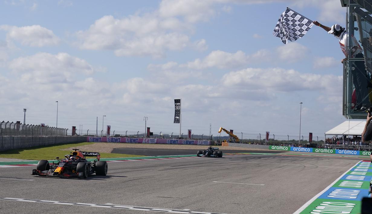 Verstappen memimpin di lap-lap terakhir dibayangi Hamilton yang mampu terus menerus memangkas jarak waktu karena pengaruh ban yang lebih segar. Keunggulan tersebut sukses dipertahankan oleh pembalap asal Belanda tersebut walaupun hanya terpaut 1,3 detik dari Sang Juara Bertahan. (AP/Darron Cummings)
