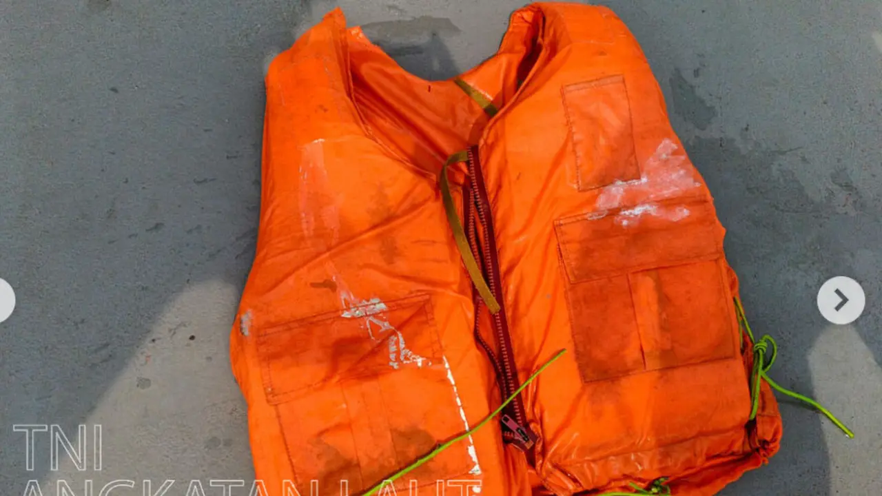 KAL Anyer I-3-64 Lanal Banten berhasil menemukan satu buah life jacket berwarna oranye (@tni_angkatan_laut)