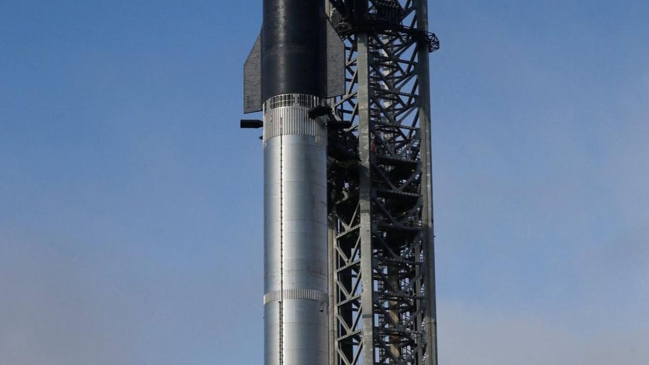 Peluncuran roket raksasa Starship ini merupakan bagian dari proyek ambisius Elon Musk untuk mengirim manusia ke Mars. REUTERS/Joe Skipper<br>