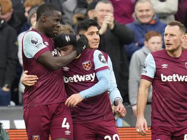 Manchester United kembali menelan pil pahit di Liga Inggris 2023/2024. Pada laga pekan ke-18 di markas West Ham United, Sabtu (23/12/2023) malam WIB, Setan Merah harus menyerah 0-2 lewat dua gol dari Jarrod Bowen dan Mohammed Kudus. Kekalahan kedelapan ini membuat posisi MU turun ke posisi ke-8 klasemen sementara dengan mengemas 28 poin, sementara The Hammers secara meyakinkan naik ke posisi ke-6 dengan raihan 30 poin. (AP Photo/Kirsty Wigglesworth)