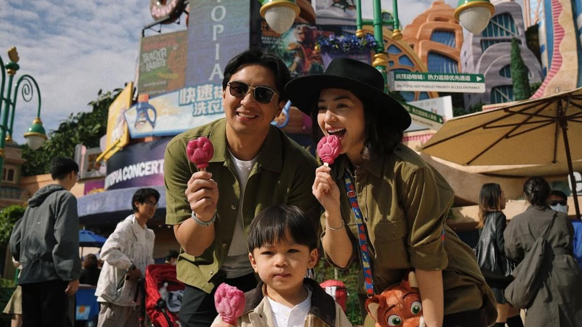 Bentuk Core Memory Anak, Nikita Willy dan Indra Priawan Kompak Ajak Anak Berpetualang di Zootopia dengan Busana Earth Tone