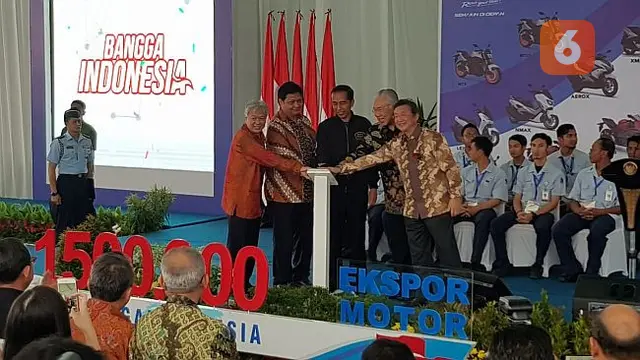 Presiden RI Joko Widodo ikut meresmikan pelepasan ke-1,5 juta unit ekspor sepeda motor Yamaha di pabrik Yamaha Indonesia Motor Manufacturing (YIMM), Pulogadung, Jakarta, Senin (3/12/2018).