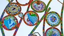 Mozaik pecahan kaca menghiasi pagar Mosaic Tile House, Venice, California, AS, (26/9). Rumah ini dipenuhi mozaik dari kepingan keramik, genteng, souvenir, mainan hingga barang-barang bekas. (REUTERS/Mario Anzuoni)