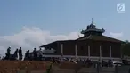 Suasana pembongkaran Masjid Baitul Mustaghfirin yang berada di tengah tol fungsional Batang-Semarang, Jumat (28/9). Masjid berwarna hijau ini mendapatkan  Masjid pengganti yang dibangun di tengah pekampungan Tambakaji Semarang. (Liputan6.com/Gholib)